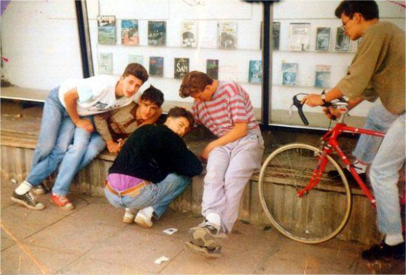 ALE (links) mit seinen Freunden. Das Foto wurde im Sommer 1991 von mir aufgenommen (Foto: Balkanblogger)